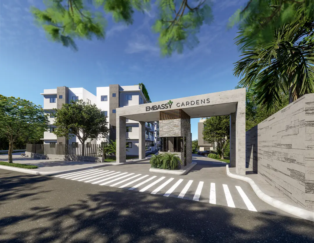 Pórtico de acceso de Embassy Gardens en concreto, con el nombre del proyecto y los edificios al fondo